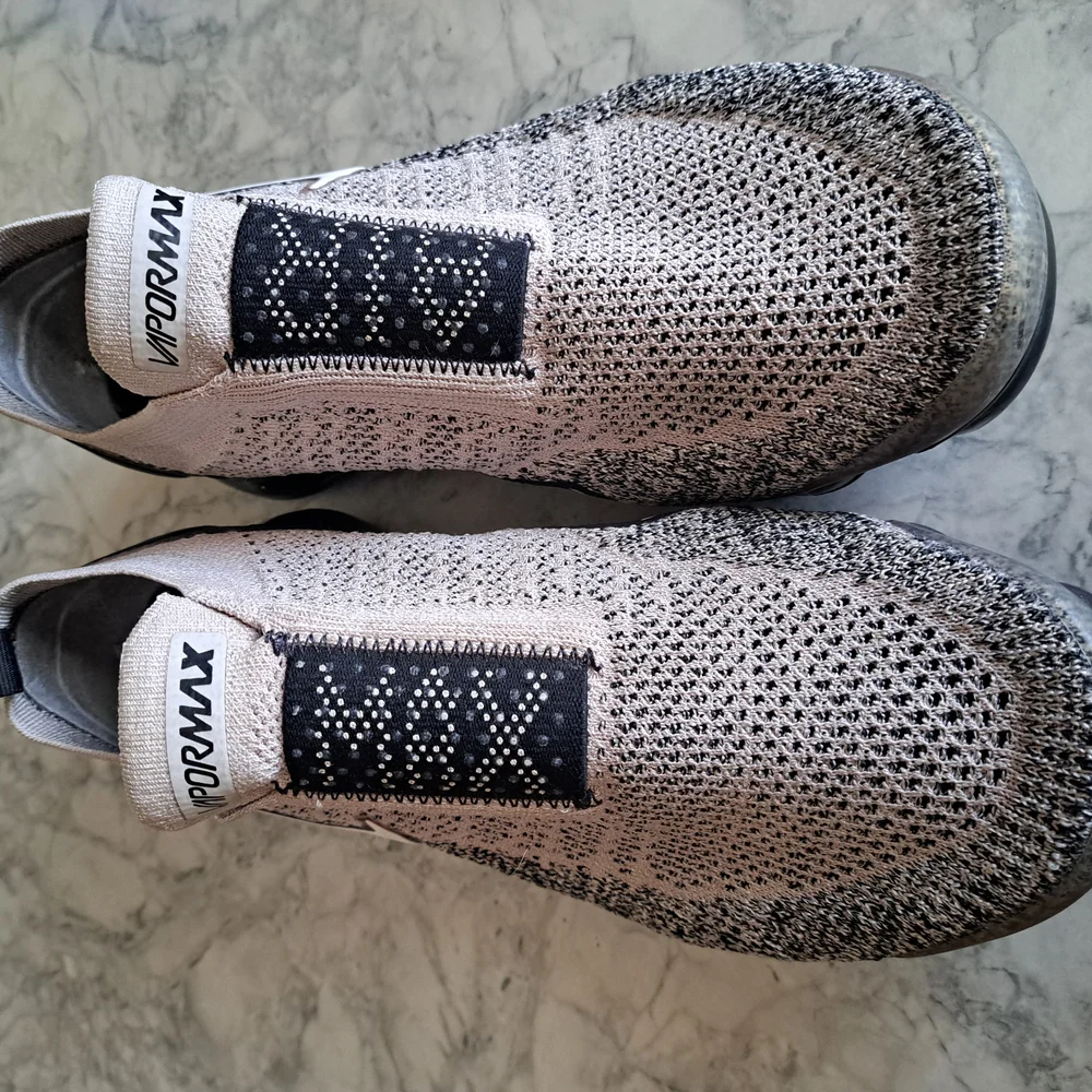 Nike Mens VaporMax Flyknit Shoes -‎ Black and White - Picture 2 of 5